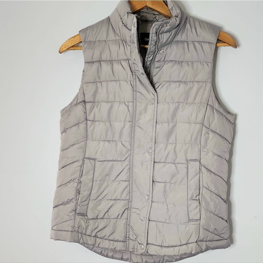 Gap factory gray winter vest women's size small snap closure